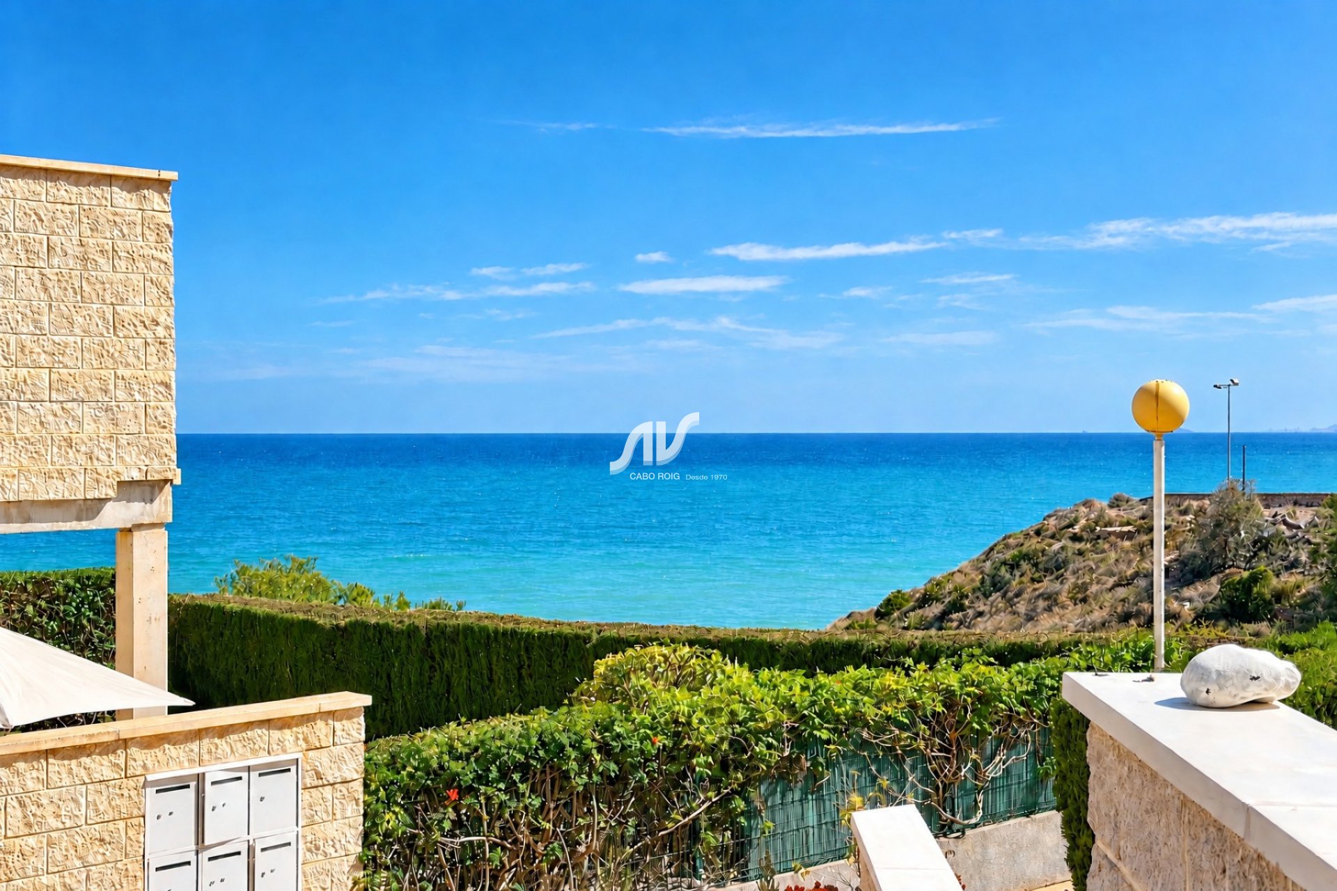 apartamento con jardín en primera línea de Aguamarina, Campoamor