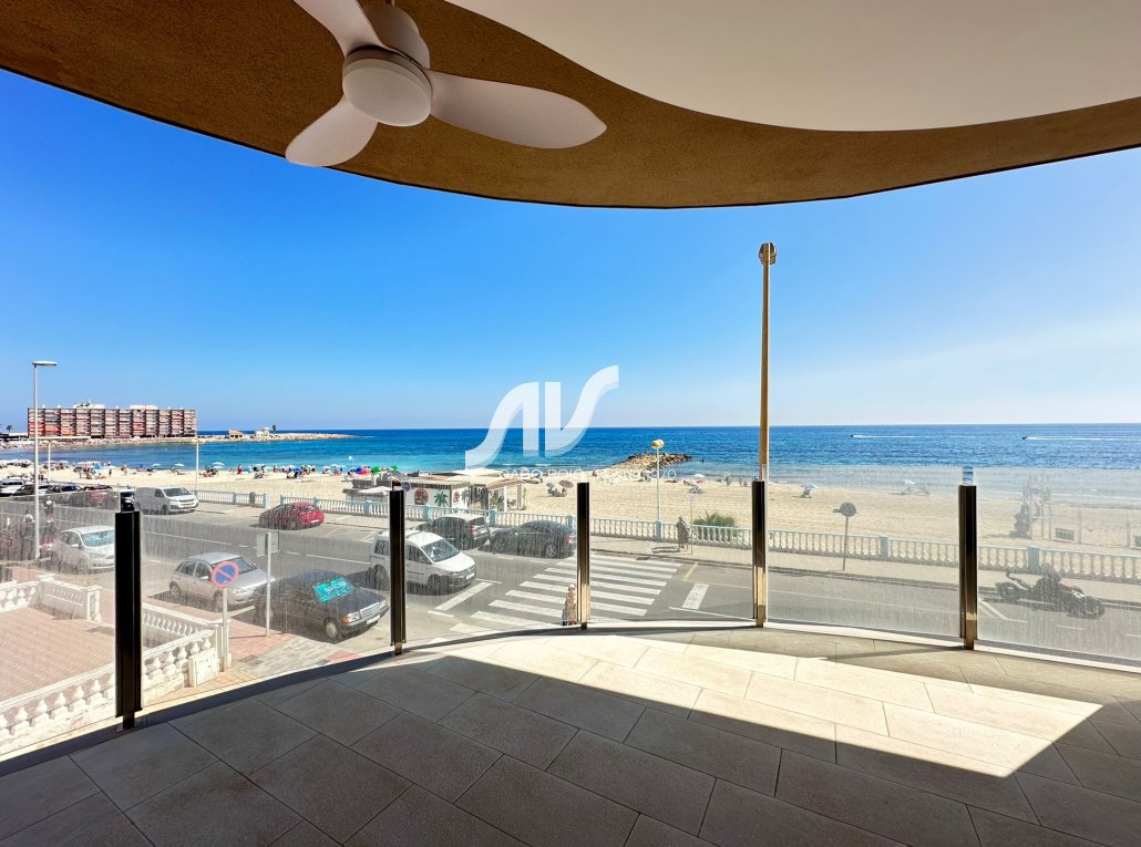 apartamento de lujo a estrenar en primera línea de Los Locos Torrevieja