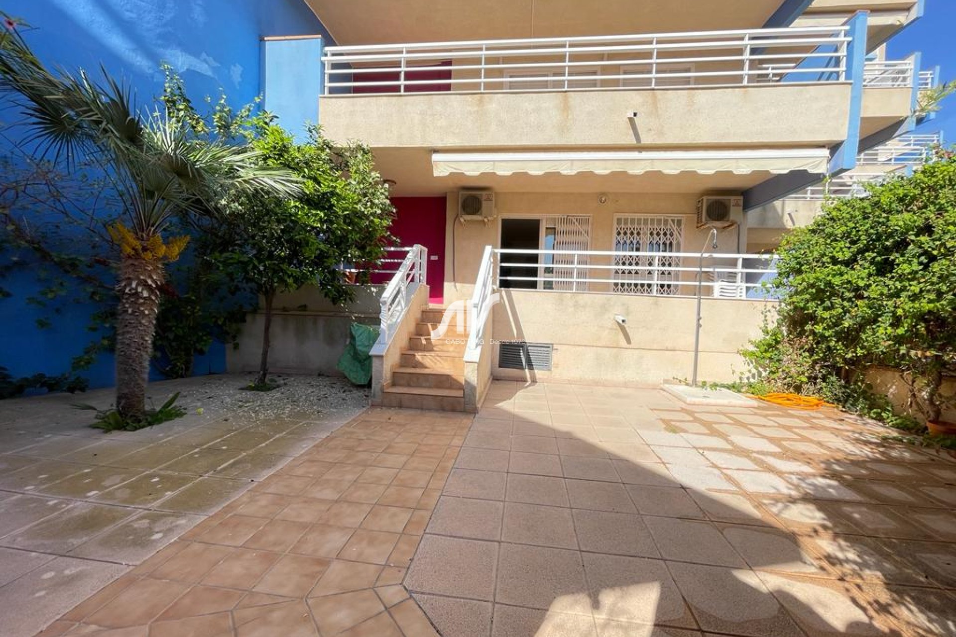 Bungalow con jardín en residencial en primera línea de mar en Aguamarina