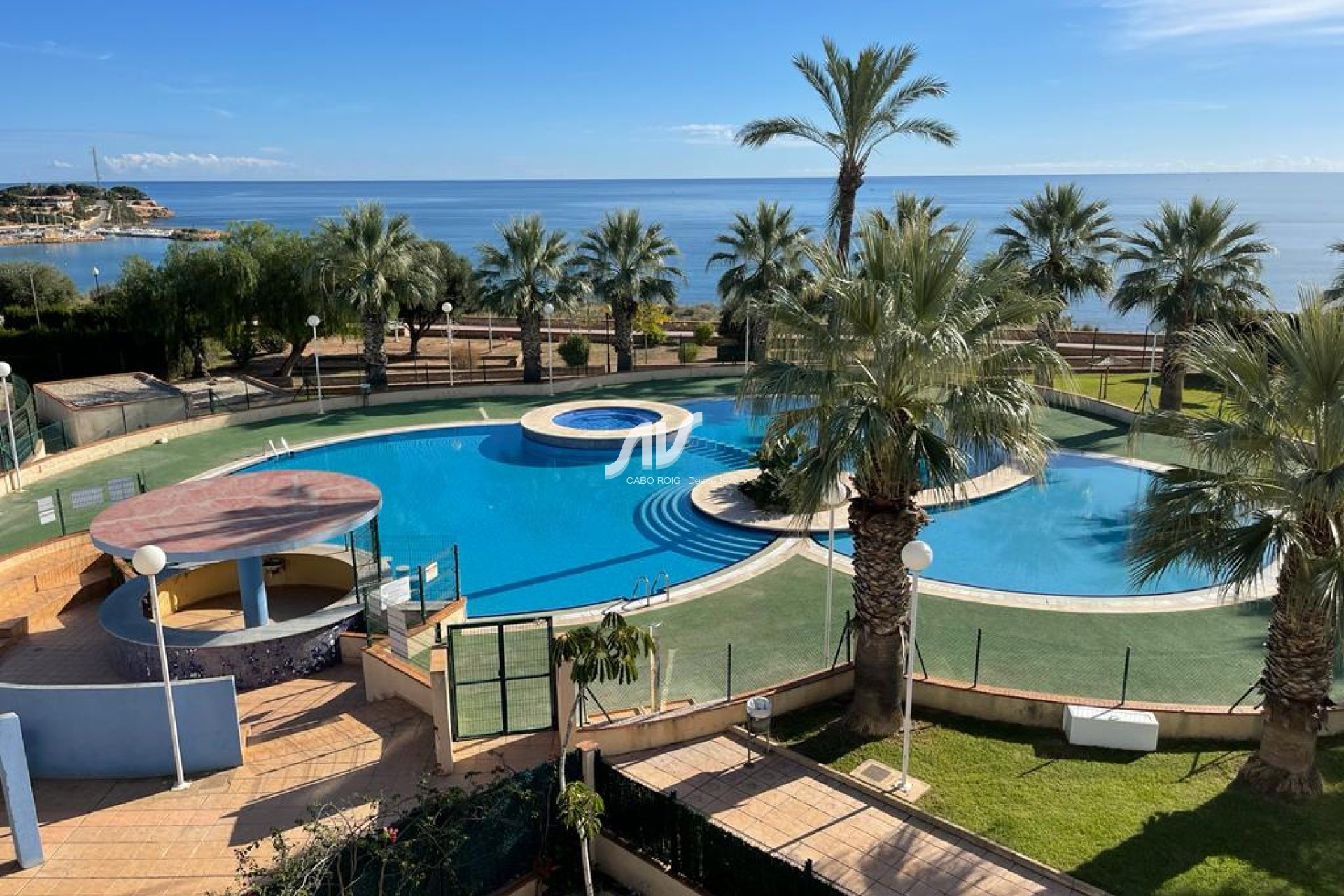 Bungalow con jardín privado en Calas de Cabo Roig, en primera línea de mar, Aguamarina
