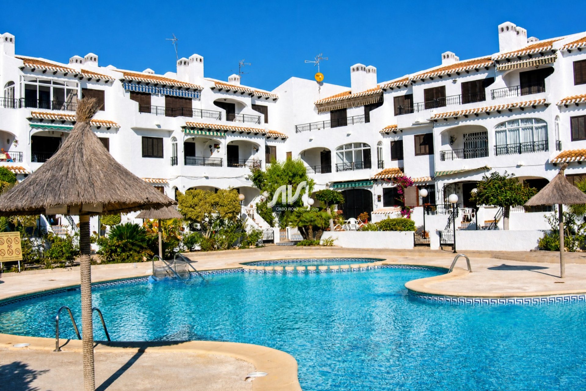 bungalow en Cabo Roig en venta, residencial Bellavista, junto a la playa de La Caleta