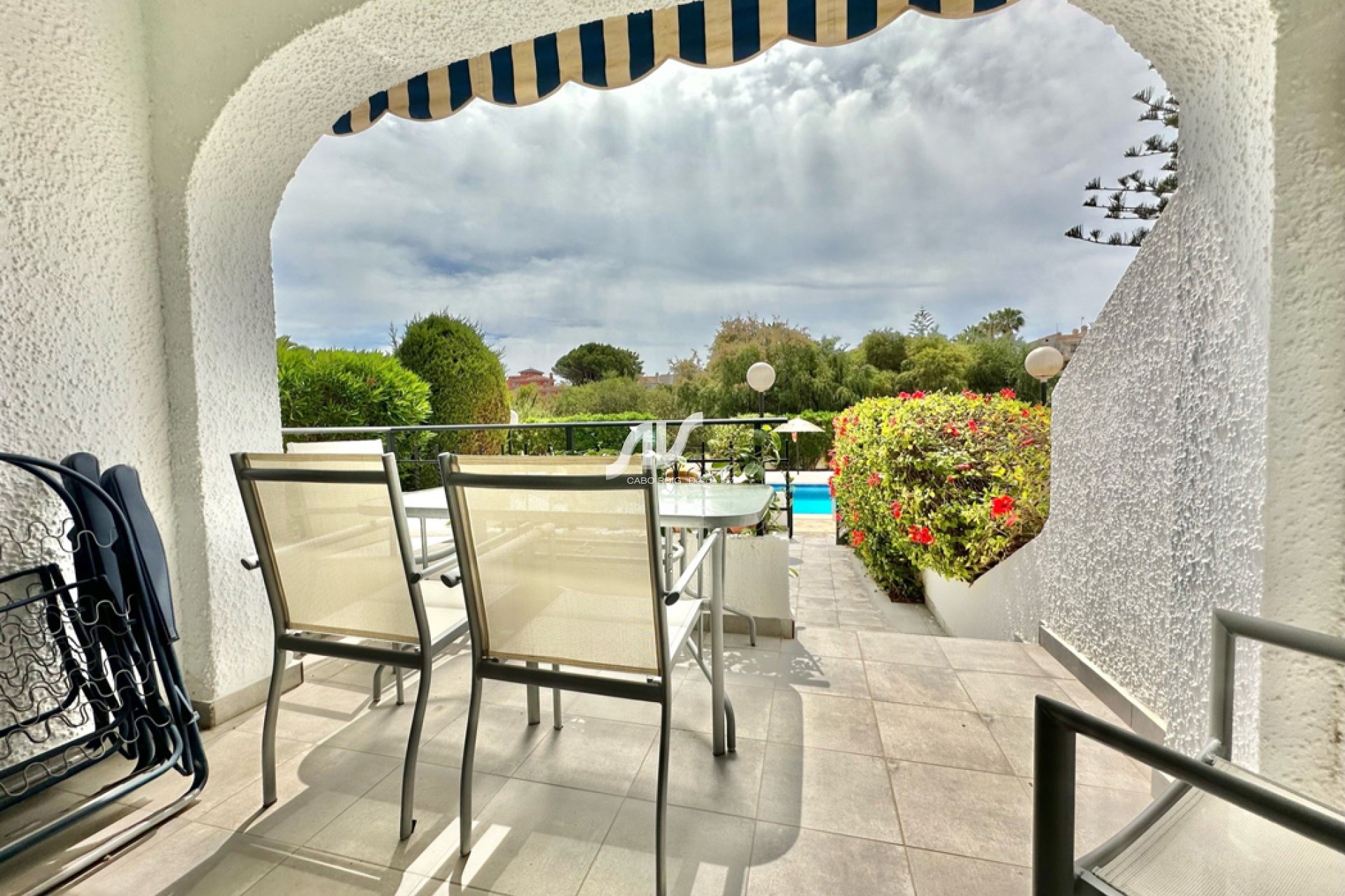 Casa en venta en Cabo Roig mirando a la piscina
