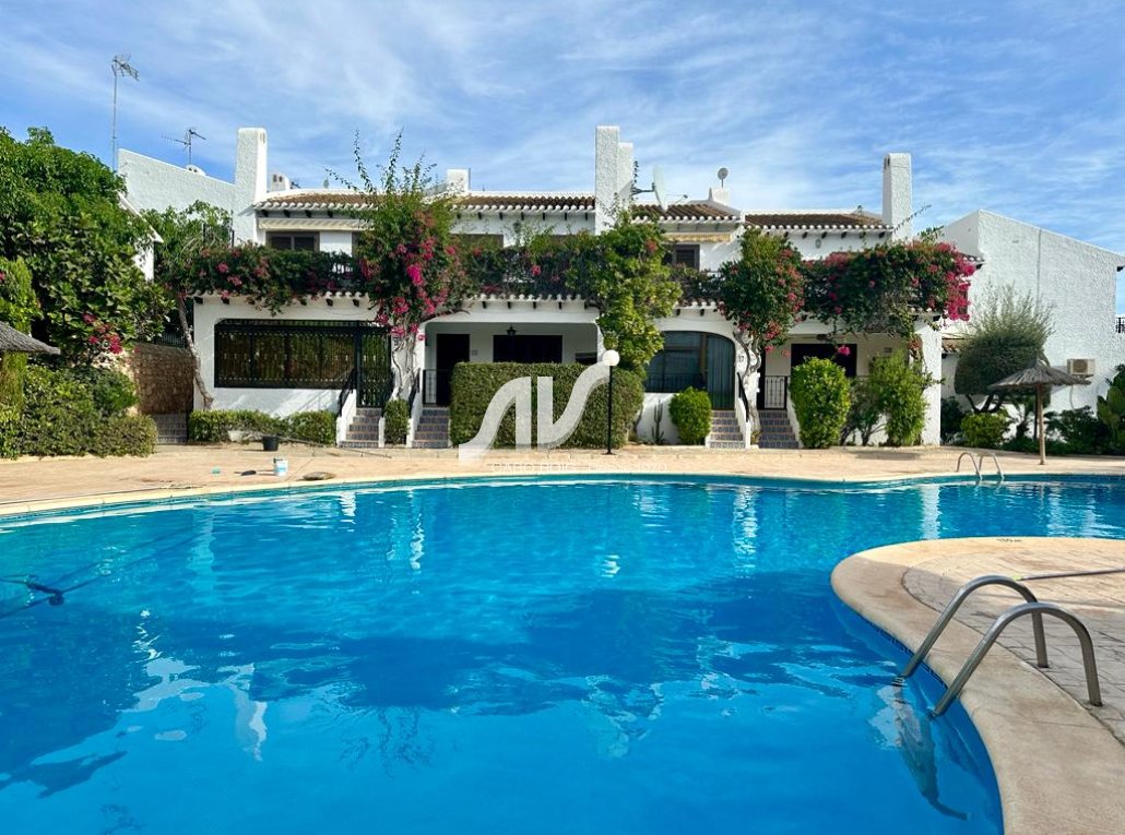 Chalet adosado dúplex en venta en residencial Los Angius, Cabo Roig.