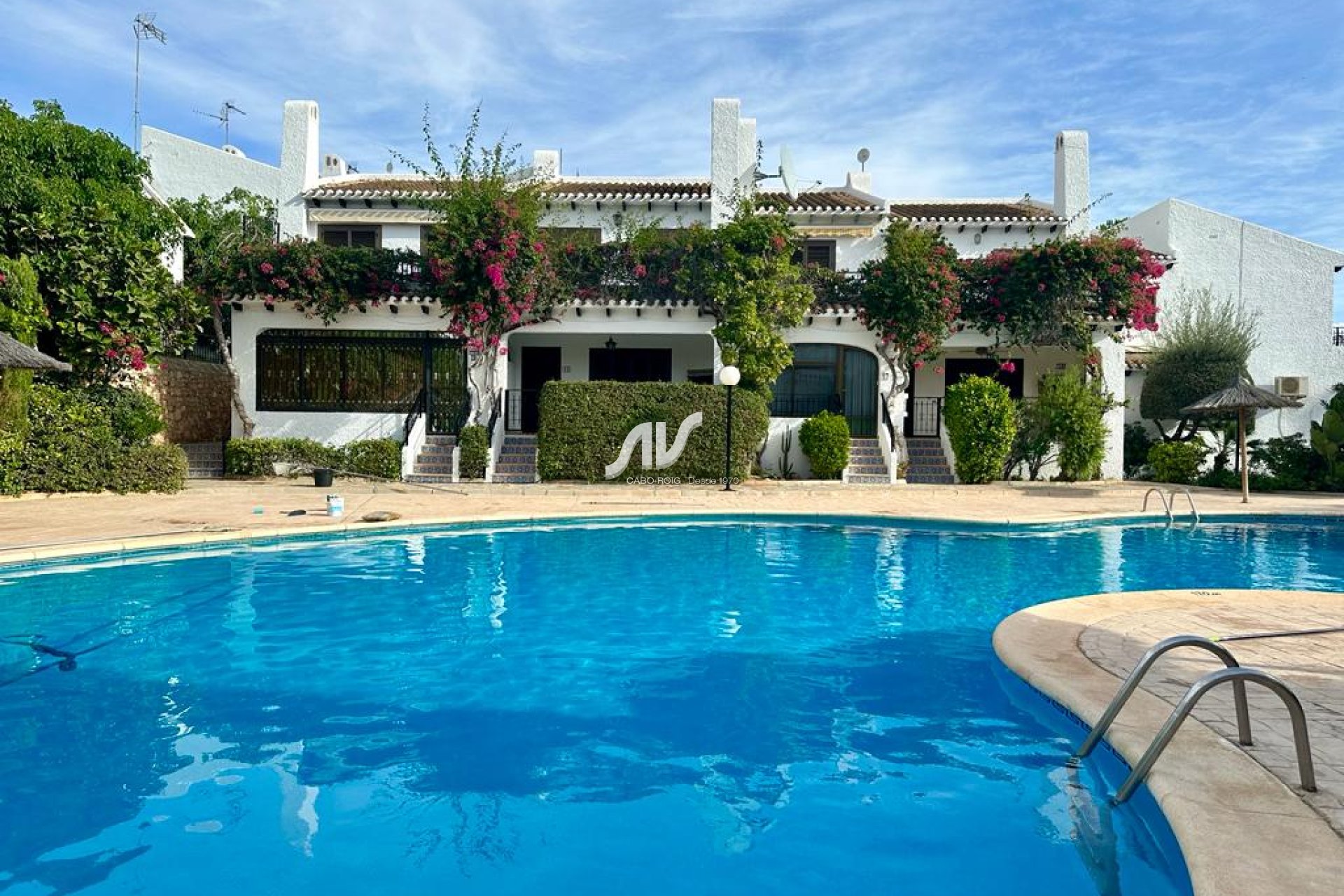 Chalet adosado dúplex en venta en residencial Los Angius, Cabo Roig.