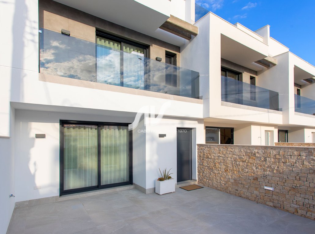 Chalet con piscina de obra nueva junto a la playa de La Torre de la Horadada