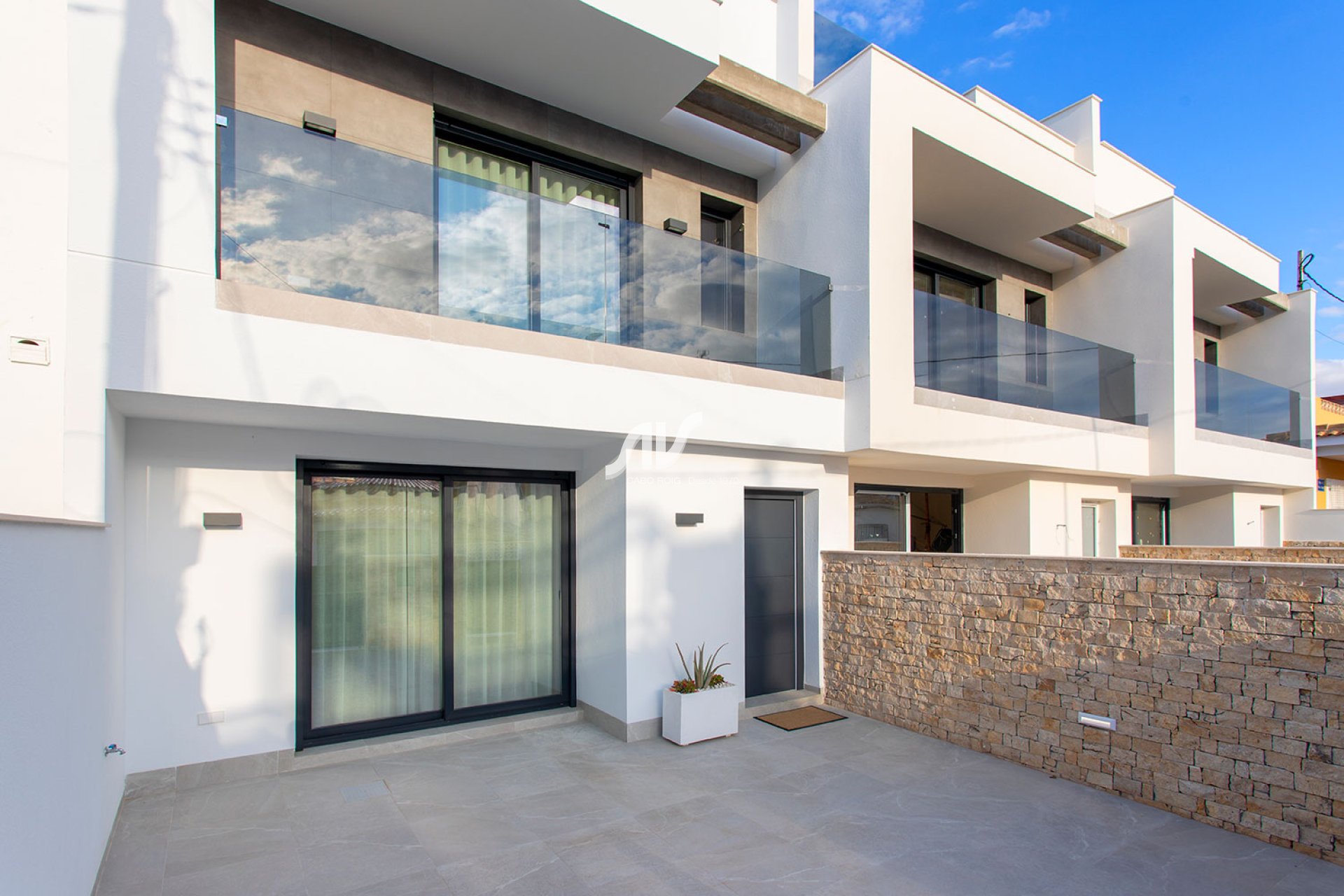 Chalet con piscina de obra nueva junto a la playa de La Torre de la Horadada