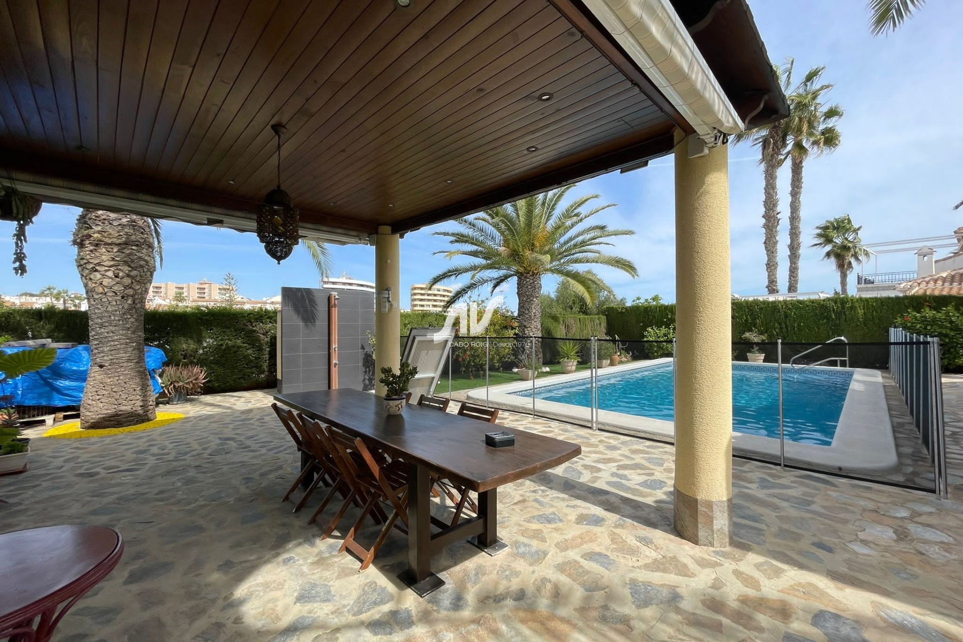 Chalet con piscina y jardín en venta en Cabo Roig