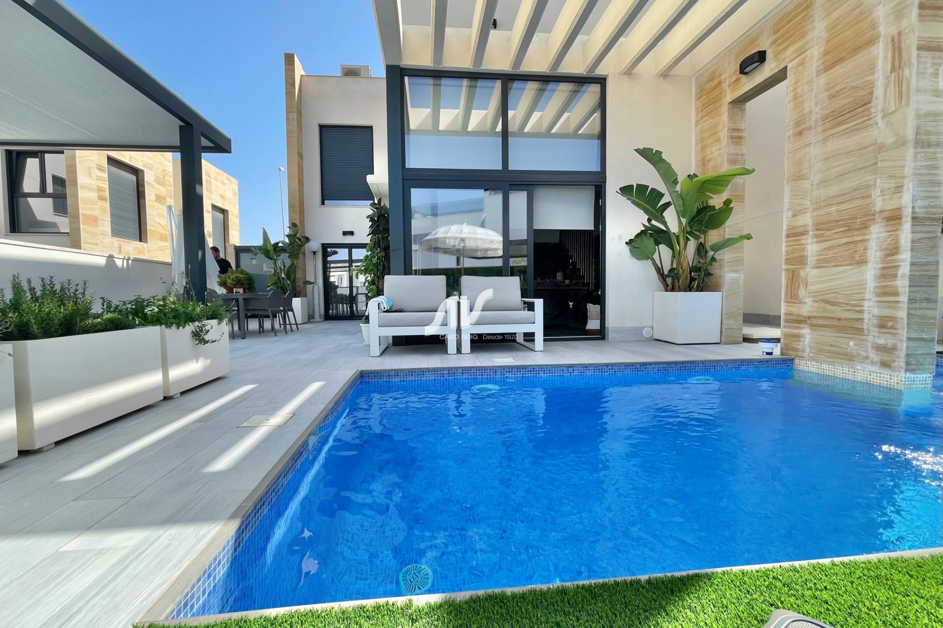 Chalet de diseño con piscina en Lomas de Cabo Roig