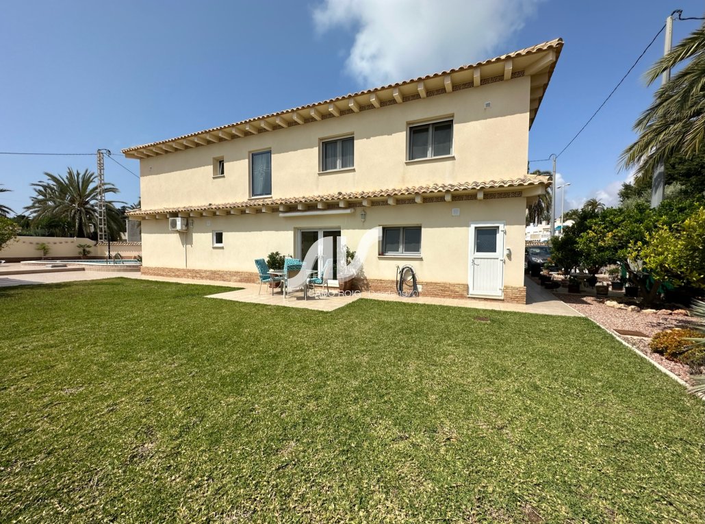 Chalet de lujo en Cabo Roig con jardín