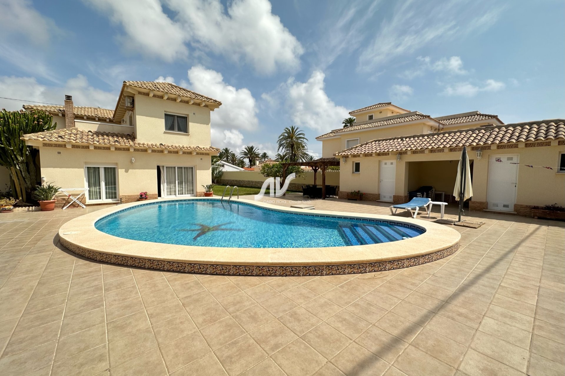 Chalet de lujo en Cabo Roig con piscina y jardín junto a La Caleta