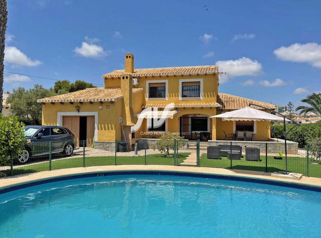 Chalet de lujo en Cabo Roig junto al mar.