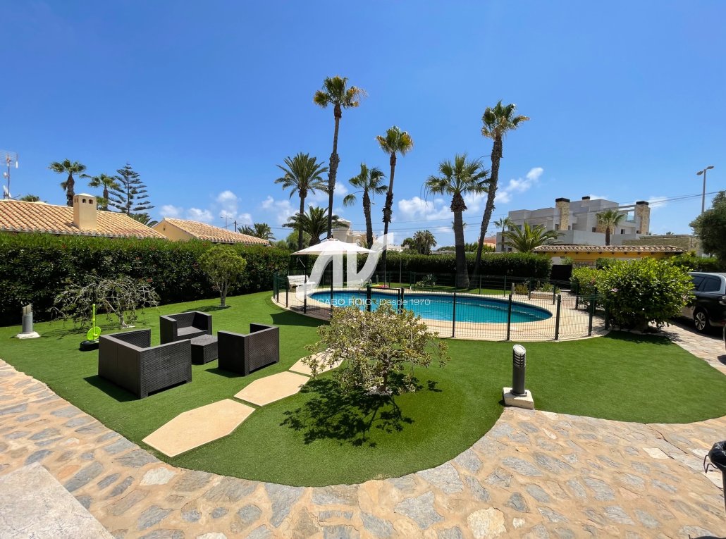 Chalet de lujo en Cabo Roig junto al mar.