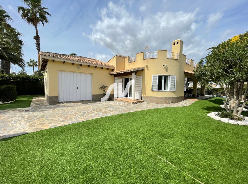 Chalet de lujo en venta en Cabo Roig junto a la playa de La Caleta y Cala Capitán