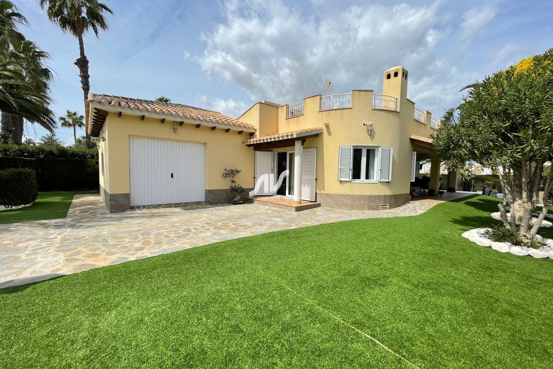 Chalet de lujo en venta en Cabo Roig junto a la playa de La Caleta y Cala Capitán