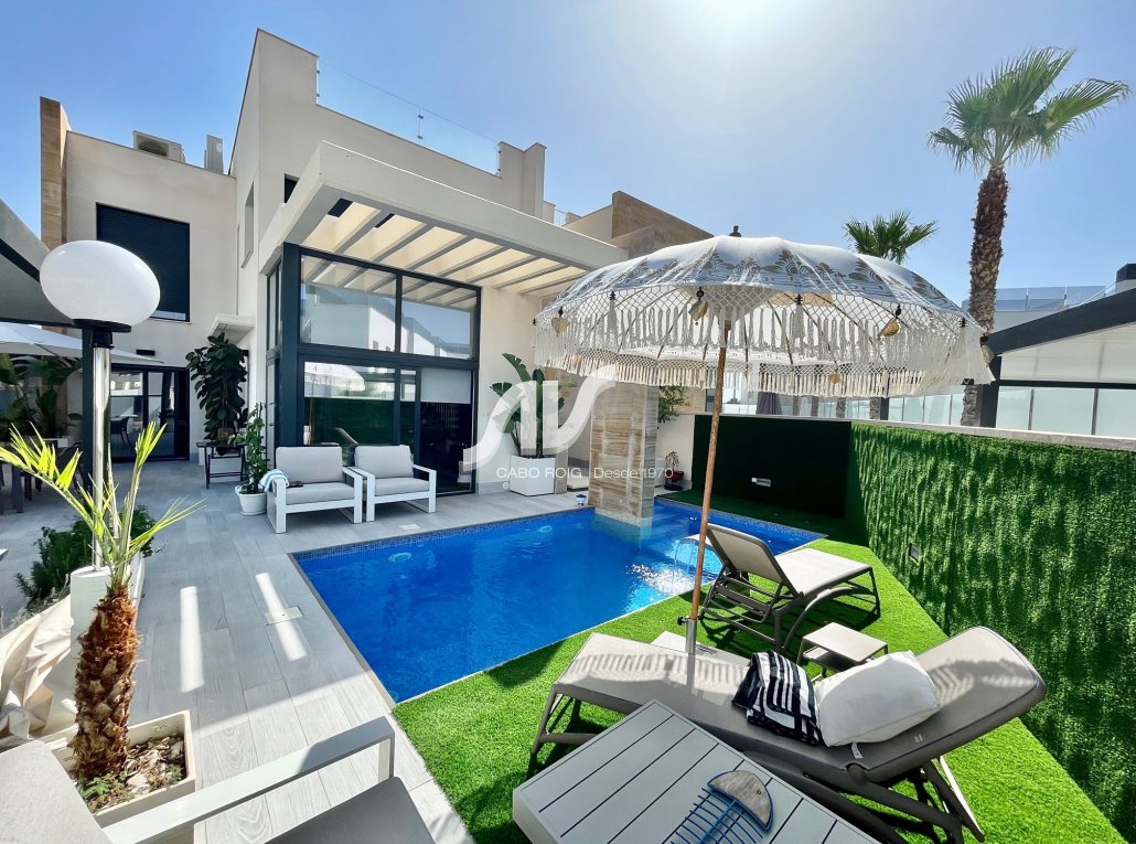 Chalet de obra nueva en Cabo Roig