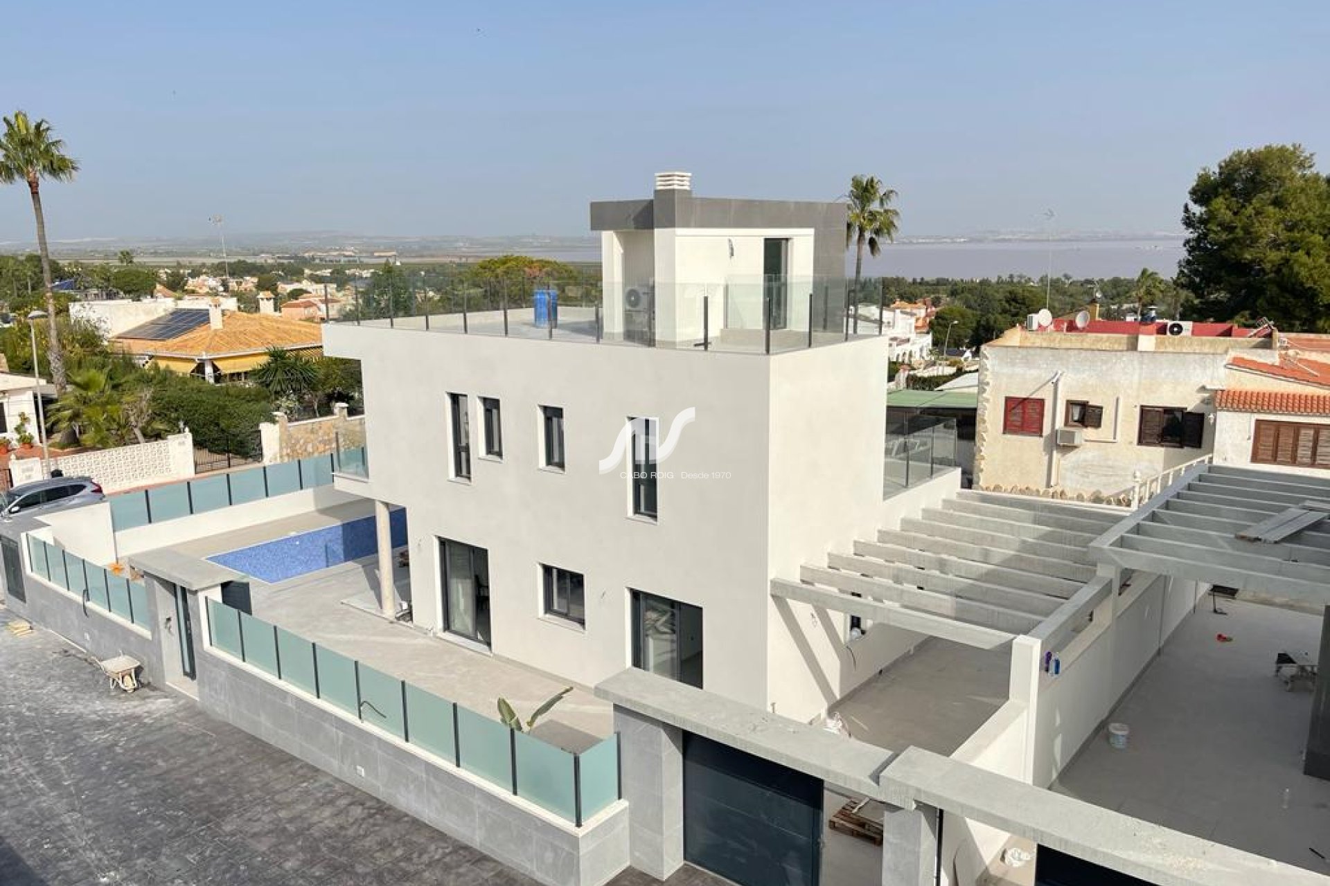 Chalet de obra nueva en Los Balcones con vistas al mar, piscina y jardín