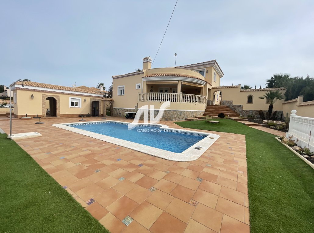 Chalet de reciente construcción en Cabo Roig cerca de la playa