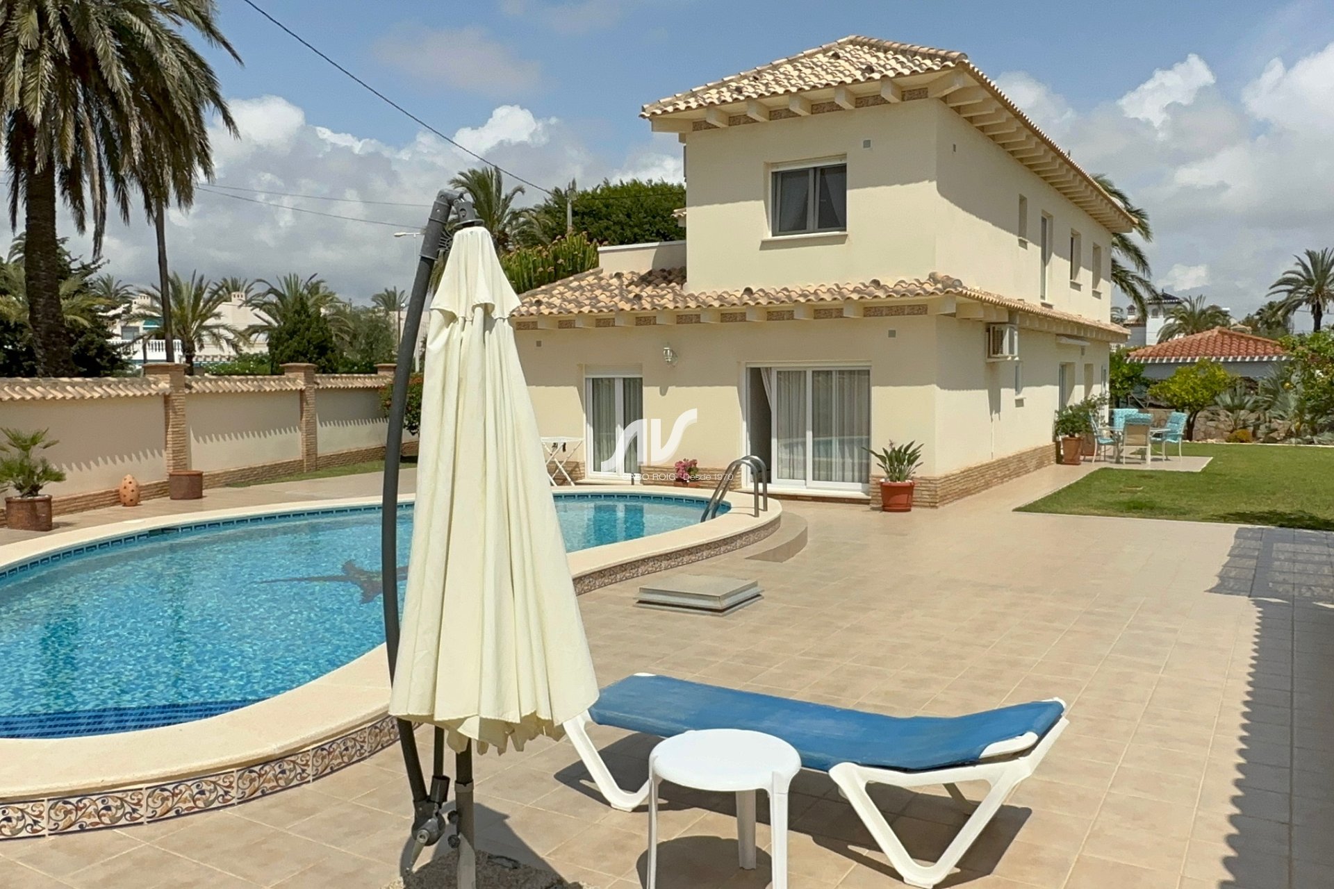 Chalet en Cabo Roig en segunda línea de mar 