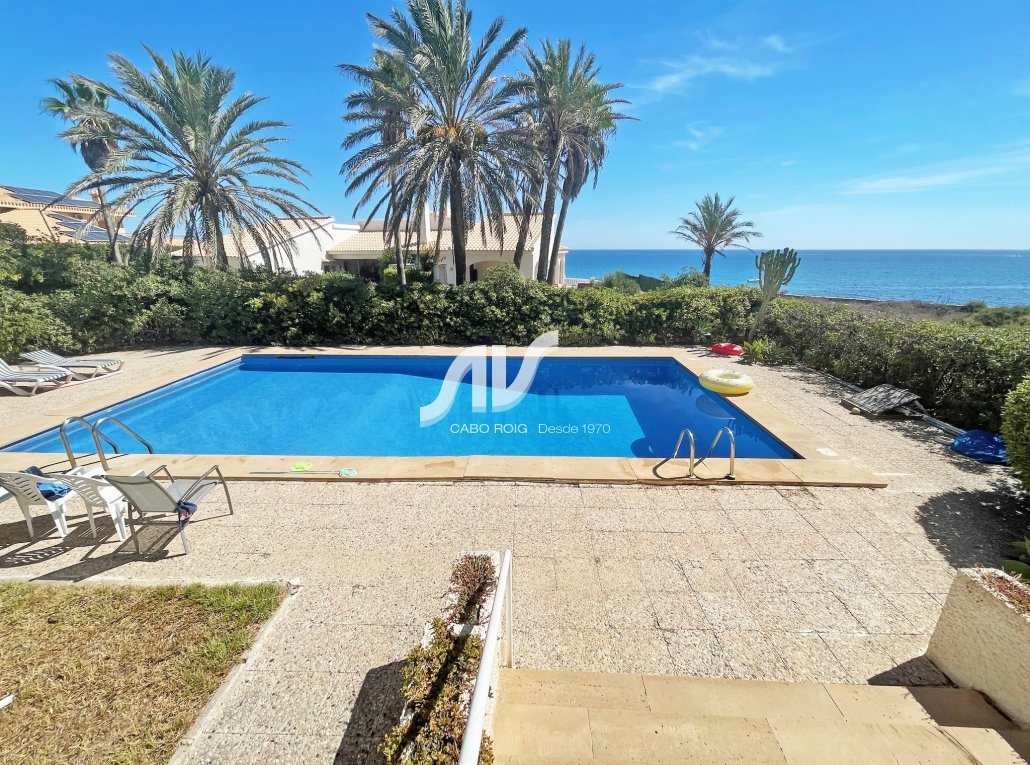 Chalet en segunda línea de mar en venta en Cabo Roig, junto a la playa de Cala Capitán.