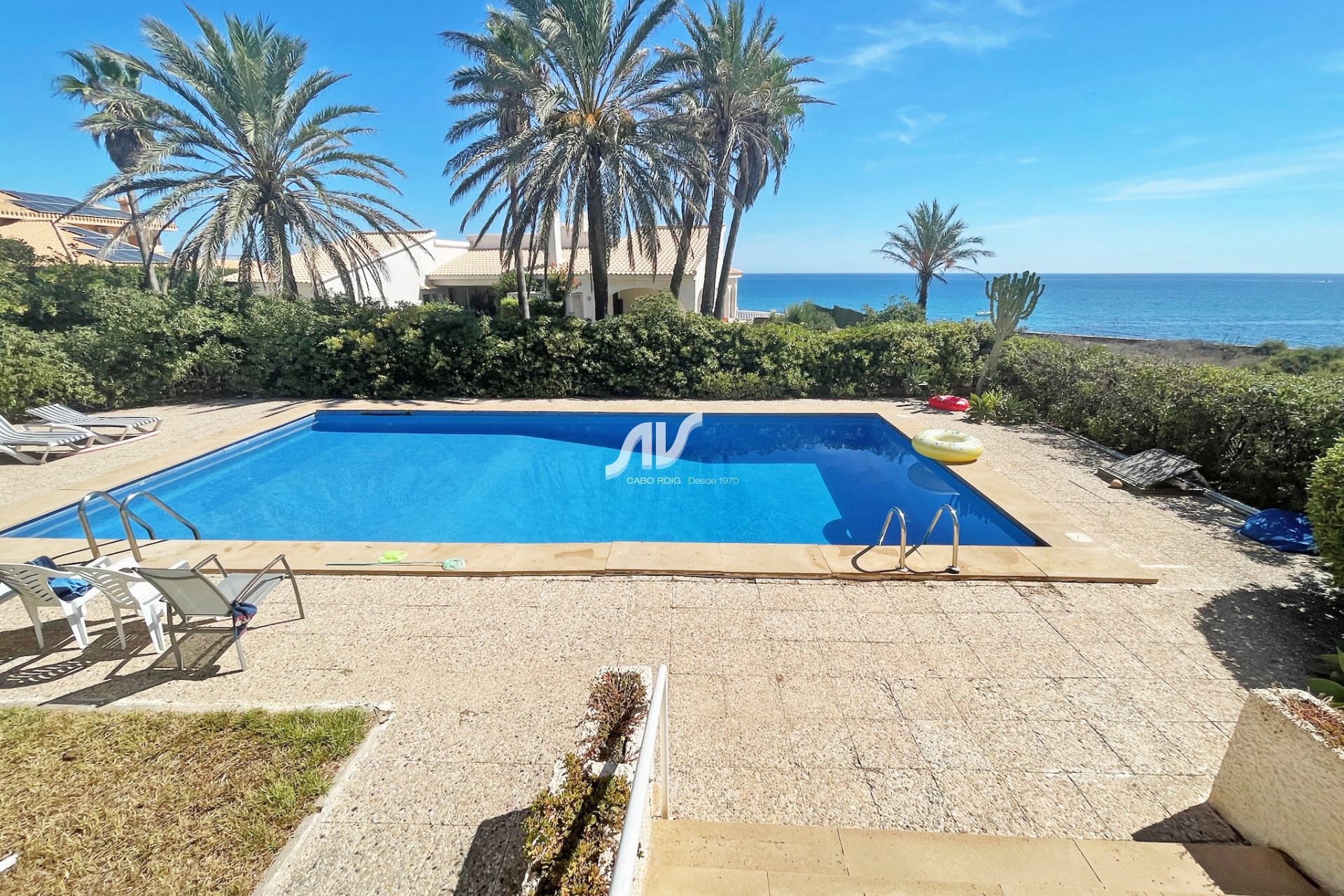Chalet en segunda línea de mar en venta en Cabo Roig, junto a la playa de Cala Capitán.