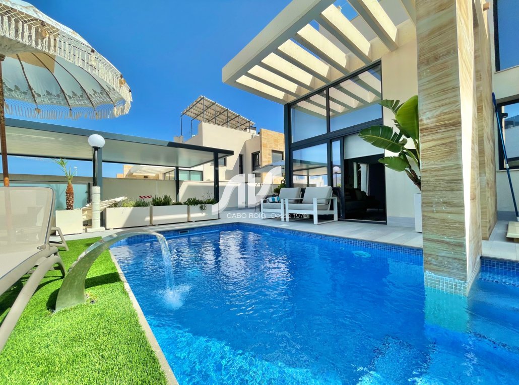 Chalet en venta de diseño moderno en Lomas de Cabo Roig