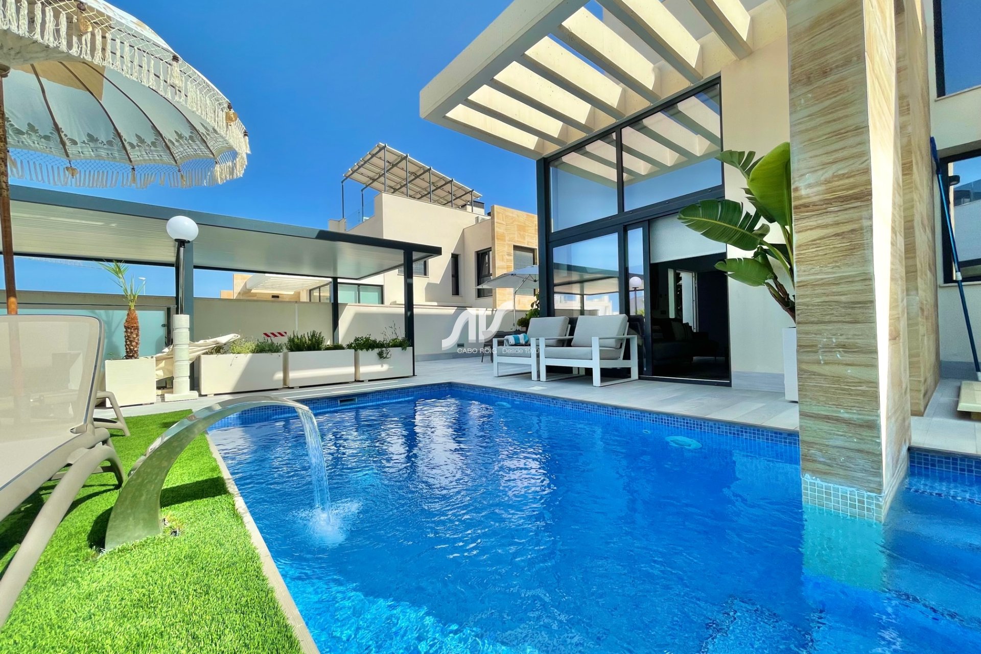 Chalet en venta de diseño moderno en Lomas de Cabo Roig