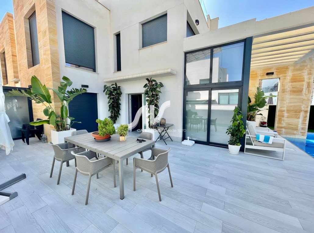Chalet en venta de diseño moderno en Lomas de Cabo Roig