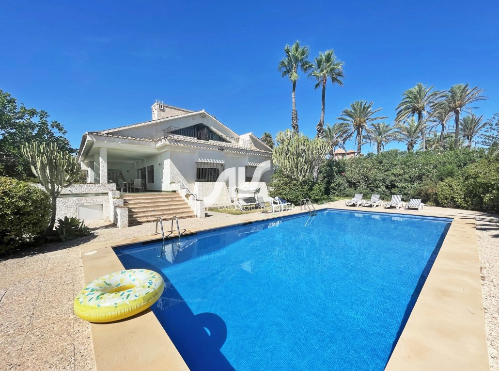Chalet en venta en Cabo Roig con vistas al mar.