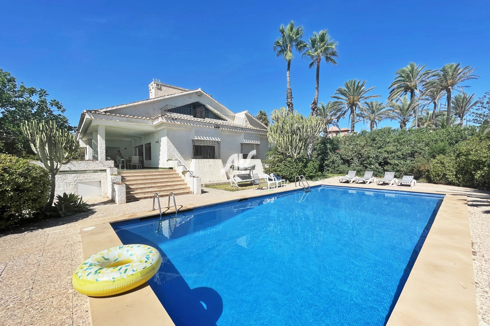 Chalet en venta en Cabo Roig con vistas al mar.