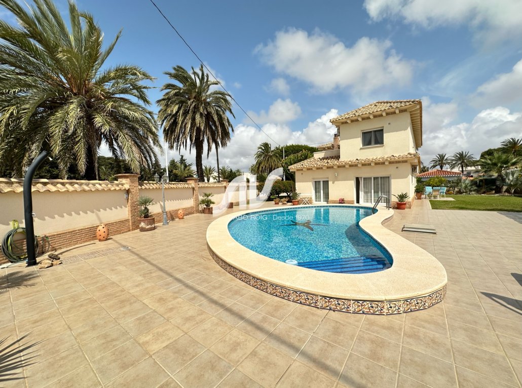 Chalet en venta en Cabo Roig junto a la playa La Caleta