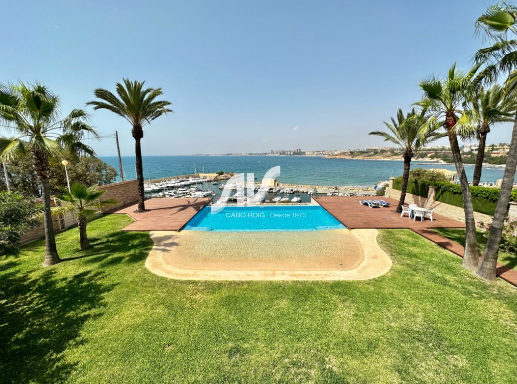 Chalet en venta en primera línea de Cabo Roig