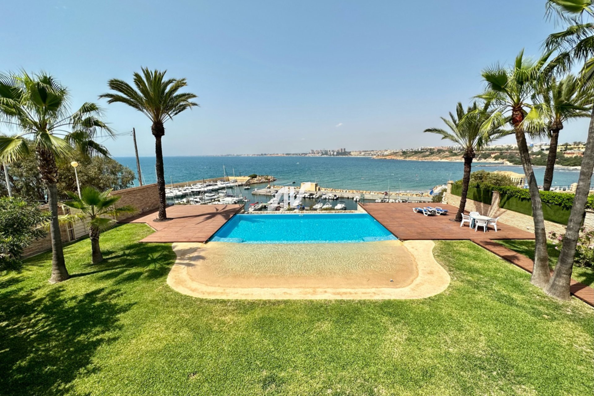 Chalet en venta en primera línea de Cabo Roig