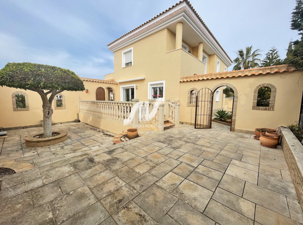Chalet en venta junto a Cala Capitán en Cabo Roig