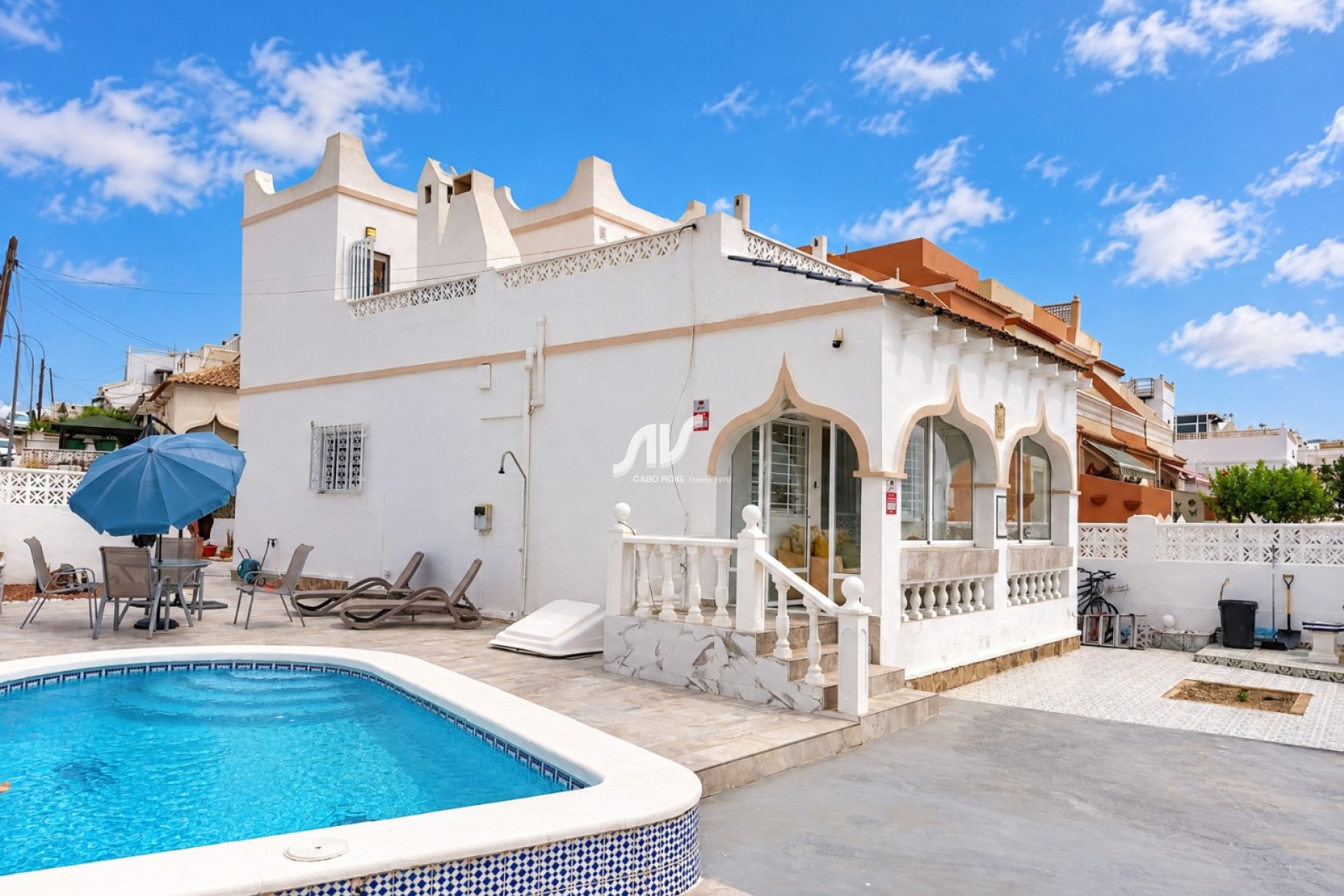 Chalet independiente en venta con piscina en San Miguel de Salinas