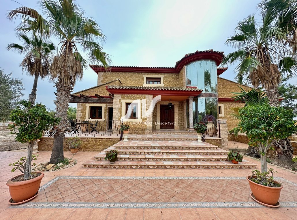 chalet rústico con gran terreno y piscina