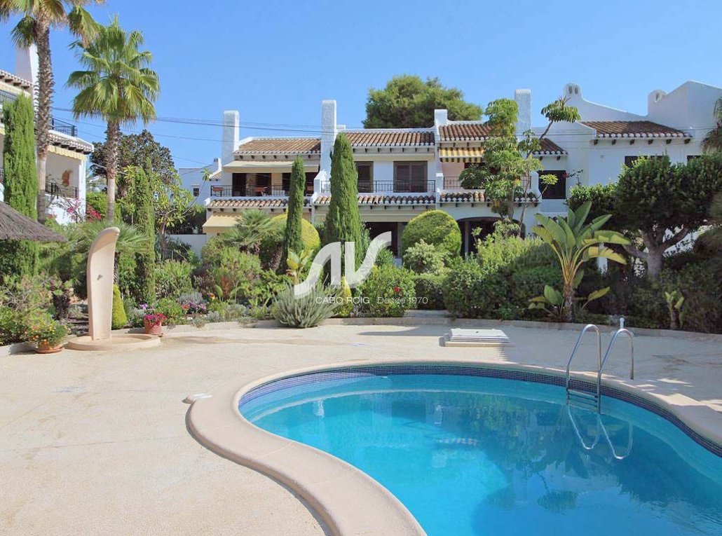 Dúplex en venta en residencial Los Angius de Cabo Roig junto a la playa de La Caleta con 3 dormitorios, porche y terraza.