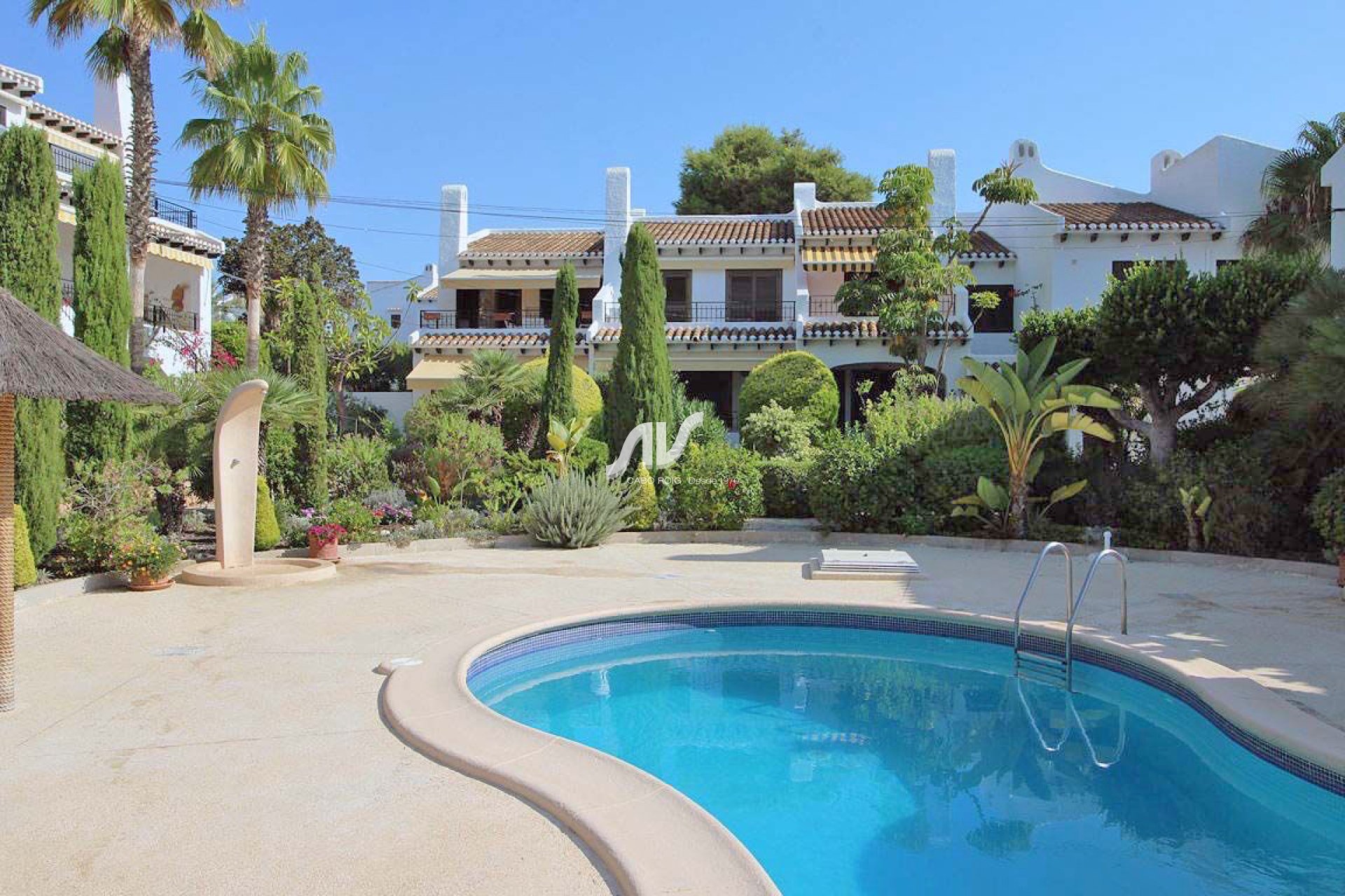 Dúplex en venta en residencial Los Angius de Cabo Roig junto a la playa de La Caleta con 3 dormitorios, porche y terraza.