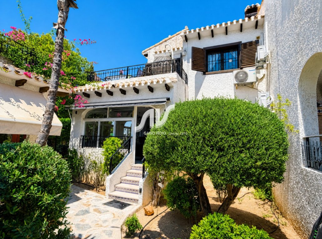 Dúplex en venta en residencial Los Angius de Cabo Roig junto a la playa de La Caleta 