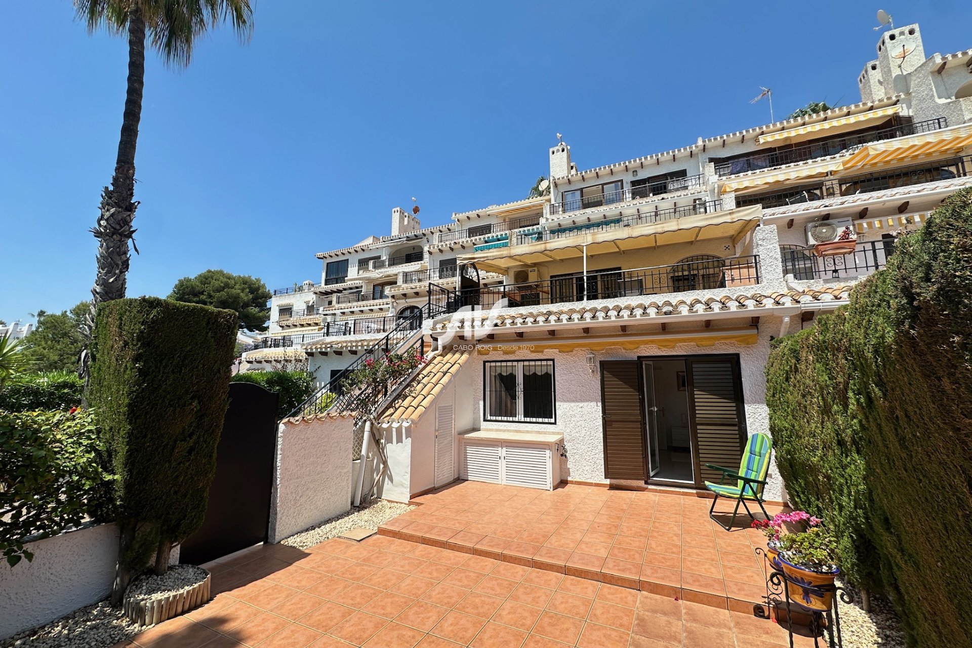 Dúplex en venta reformado en Cabo Roig, con gran jardín privado junto a la playa de Cala Capitán