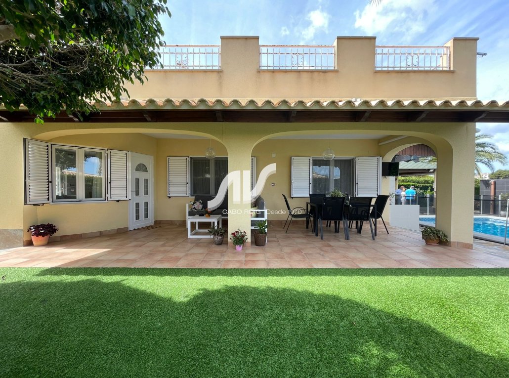 Exclusivo chalet en venta en Cabo Roig junto al mar