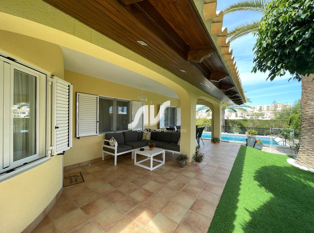 Exclusivo chalet en venta en Cabo Roig junto al mar
