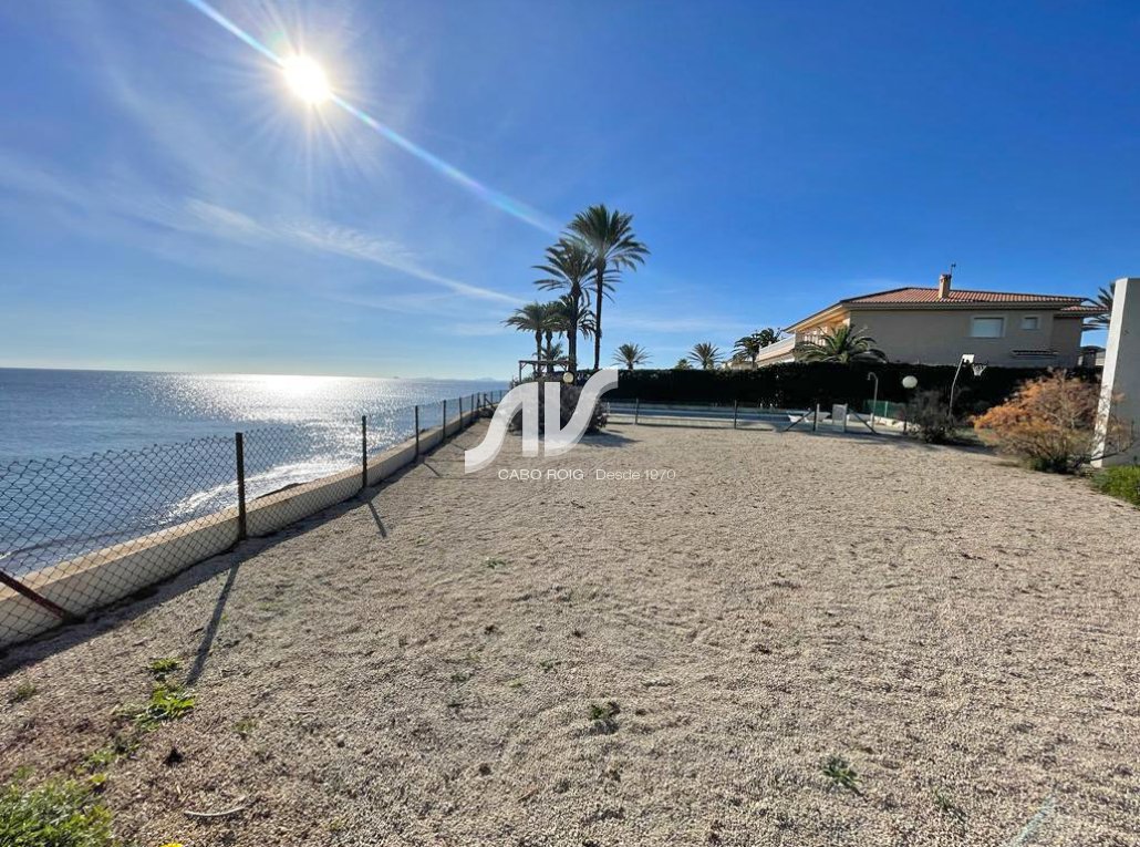 Parcela de lujo en primera línea de playa de Cabo Roig