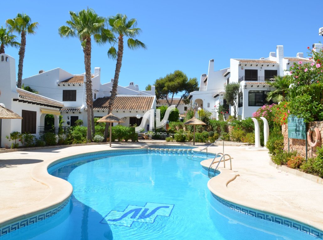 Reihenhaus zum Verkauf im Wohngebiet Los Angius in Cabo Roig, direkt am Strand La Caleta.