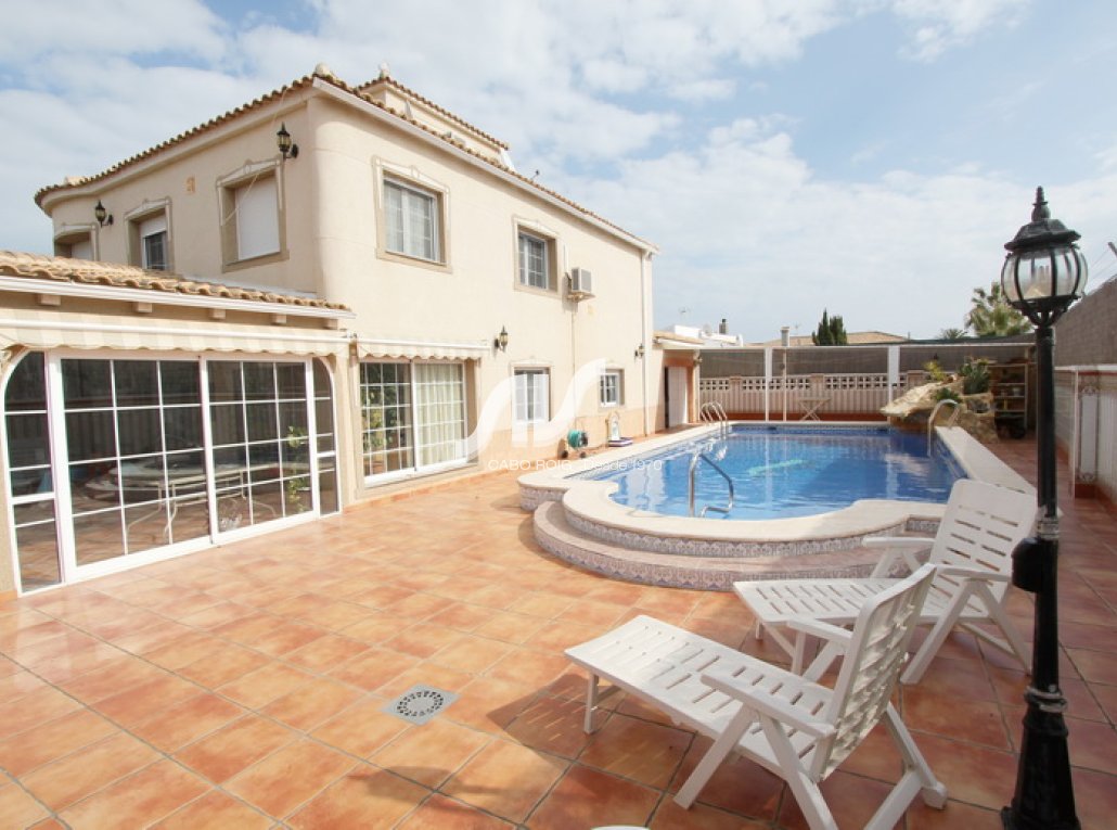 Resale - Villa - Torrevieja