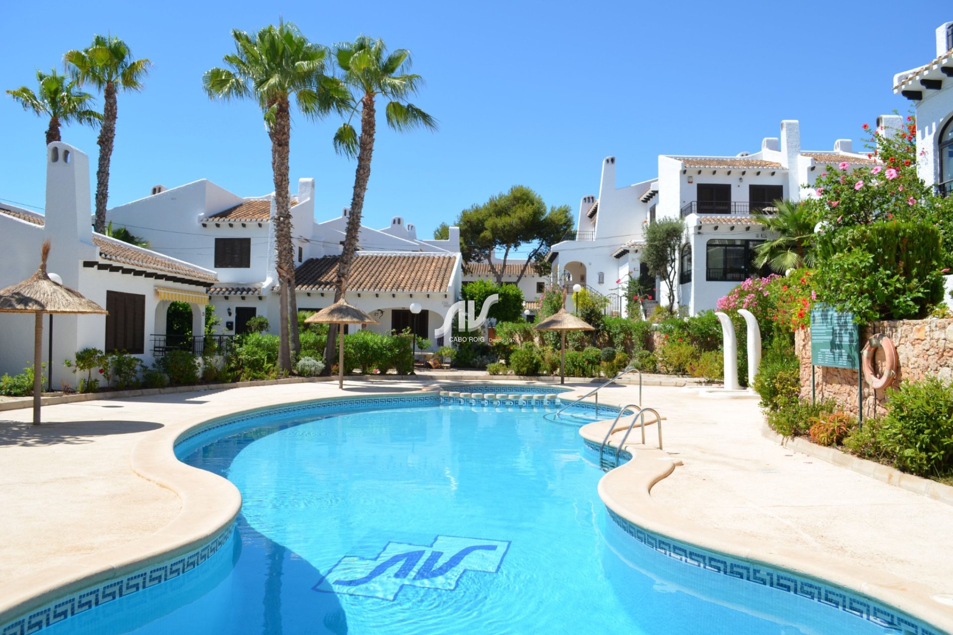 Townhouse for sale in the Los Angius residential area of ​​Cabo Roig next to La Caleta beach.