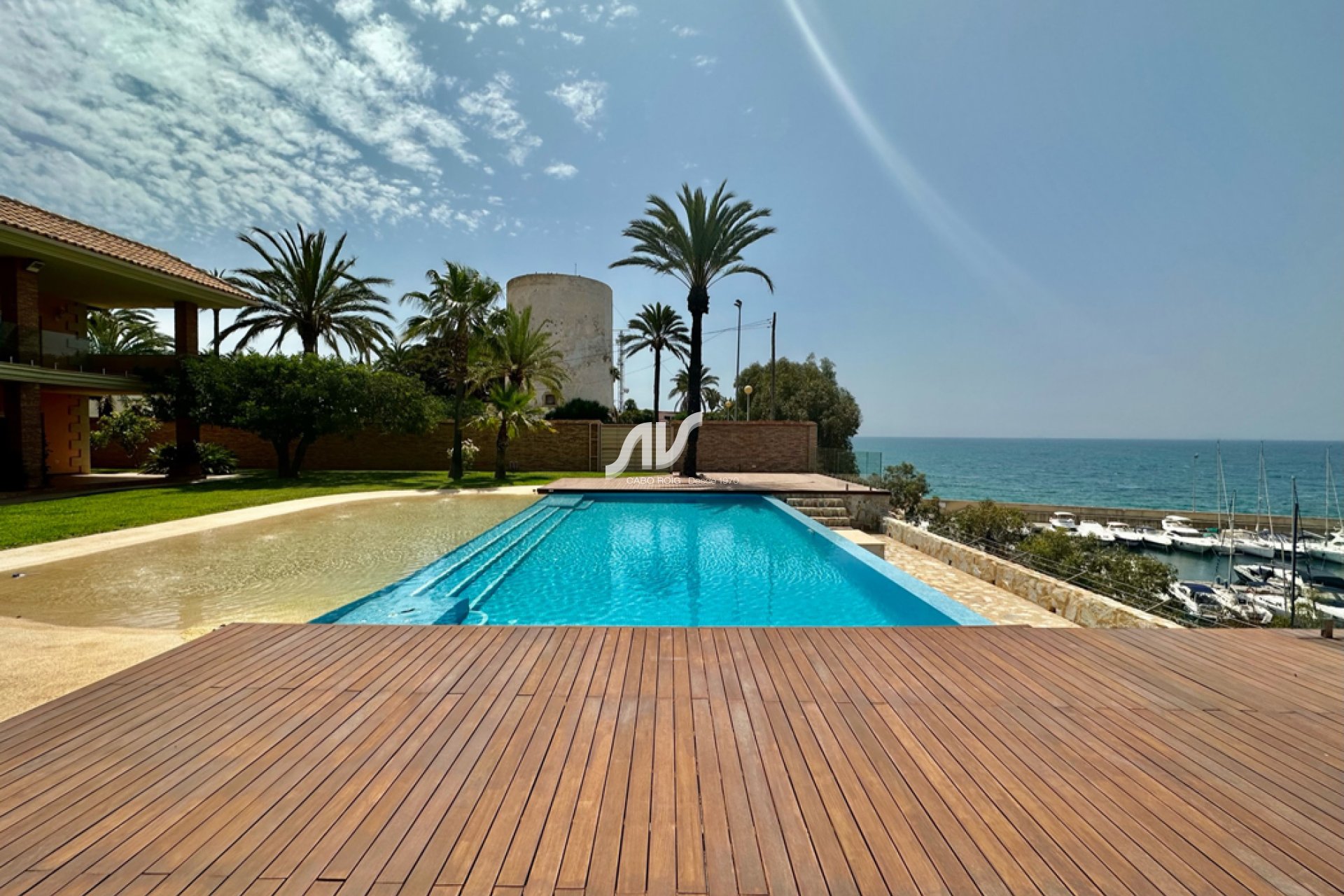 Villa de lujo en primera línea de la playa La Caleta en Cabo Roig