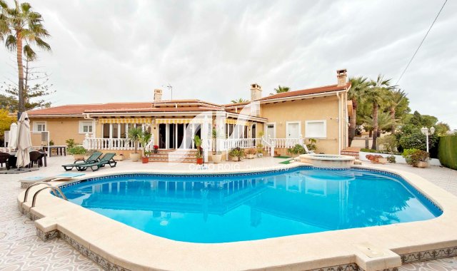 Villa - Til Salgs - Orihuela Costa - Cabo Roig