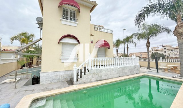 Villa - Til Salgs - Orihuela Costa - La Zenia II