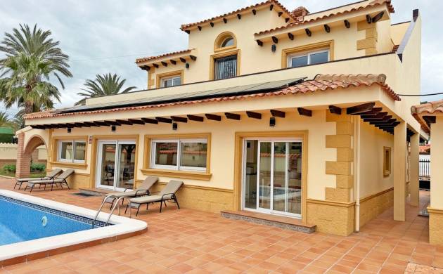 Villa de lujo en Cabo Roig: ubicación, exclusividad y estilo de vida junto al mar