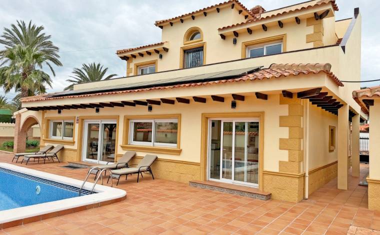 Villa de lujo en Cabo Roig: ubicación, exclusividad y estilo de vida junto al mar